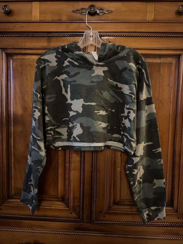 Women’s 1x (Fits Like A M/L) Camo Light Weight Cropped Hoodie